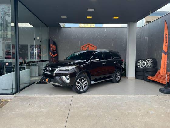 TOYOTA HILUX SW4 2.8 SRX 4X4 7 LUGARES 16V TURBO INTERCOOLER DIESEL 4P AUTOMÁTICO